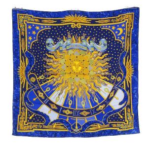 カレ90 CARPE DIEM 今日一日を楽しむ 月 太陽 シルク 青