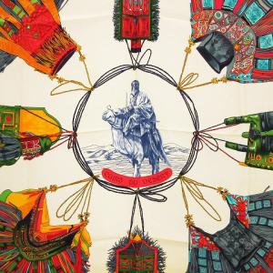 カレ90 砂漠の革飾り スカーフ シルク100% 総柄 マルチカラー