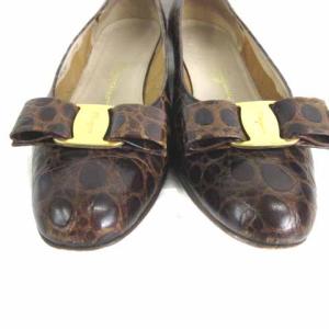 Salvatore Ferragamo ヴァラリボンクロコダイル柄パンプス ブラウン