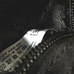A.P.C. ラインロゴ ボディバッグ ブラック