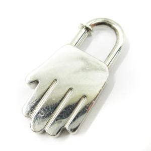 HERMES ANNEE DE LA MAIN 2002年限定 ハンドモチーフ カデナ チャーム シルバーカラー ECS AA