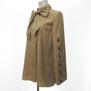 AKIRANAKA ボタンスリーブハイネックブラウス ベージュ