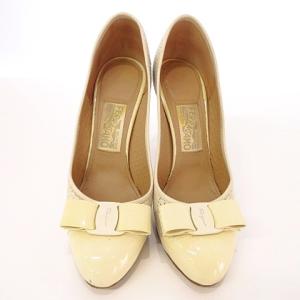 Salvatore Ferragamo パンプス ヴァラ リボン パテントレザー ピンヒール パンチング 8C 25.5cm アイボリー