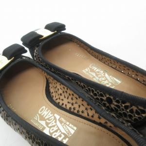 Salvatore Ferragamo 美品 ヴァラ リボン カットワーク パンプス ミュール エナメル パテントレザー 黒 ブラック 5 約22.5cm 1122