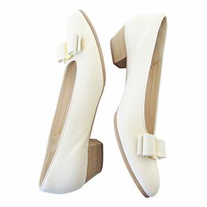 Salvatore Ferragamo BOUTIQUE ヴァラ リボン パンプス チャンキーヒール キャンバス 7 24cm ベージュ 0225 IBO65