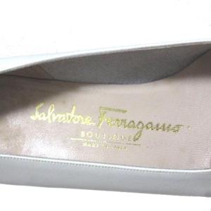 Salvatore Ferragamo BOUTIQUE ヴァラ パンプス 24.5cm ホワイト