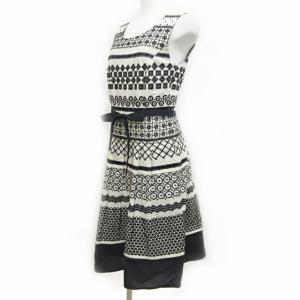 TOCCA ワンピース ノースリーブ 膝丈 アイレットレース プリーツ 総柄 白 黒 2 0720 IBO24