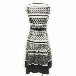 TOCCA ワンピース ノースリーブ 膝丈 アイレットレース プリーツ 総柄 白 黒 2 0720 IBO24