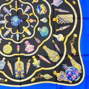 HERMES 美品 カレ90 Qu importe le flacon 香水瓶 スカーフ シルク100％ 総柄 ブルー 1215