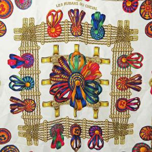 HERMES カレ90 LES RUBANS DU CHEVAL 馬のリボン 大判 スカーフ シルク ホワイト系 白 0801 GY14