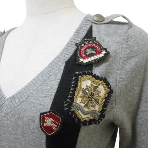 BURBERRY BLUE LABEL 美品 長袖 ニット セーター エンブレム ブローチ ピンバッチ Vネック エポレット コットン ウール 38 M相当 グレー