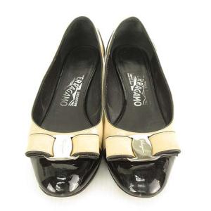 Salvatore Ferragamo ヴァラ リボン パンプス ラウンド キャップトゥ パテント エナメル 6 D ベージュ ブラック