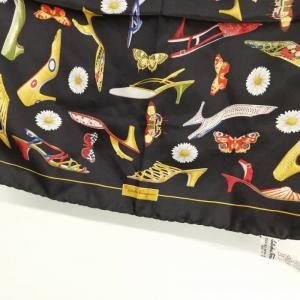 Salvatore Ferragamo シルク スカーフ 靴 蝶 花 総柄 42cm×42cm 美品 ブラック マルチ