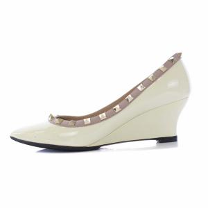 VALENTINO GARAVANI ロックスタッズ ウェッジソールパンプス ポインテッドトゥ エナメル 24.5cm ライトベージュ