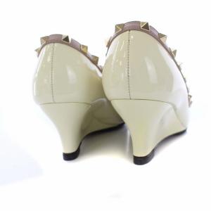 VALENTINO GARAVANI ロックスタッズ ウェッジソールパンプス ポインテッドトゥ エナメル 24.5cm ライトベージュ