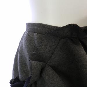 AKIRANAKA フリルスカート タイト ひざ丈 36 S グレー