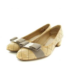 パンプス アーモンドトゥ チャンキーヒール エナメル ヴァラリボン キルティング 4.5 22.0cm ベージュ