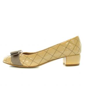 Salvatore Ferragamo パンプス アーモンドトゥ チャンキーヒール エナメル ヴァラリボン キルティング 4.5 22.0cm ベージュ