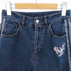 adidas Originals デニムパンツ ジーンズ ストレート ロゴ刺繍 フラワー インディゴブルー