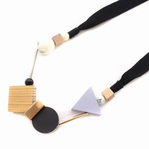 ENFOLD ロング ネックレス リボン 丸型 三角 四角 ウッド 黒 ブラック 茶 グレー