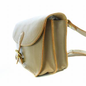 IL BISONTE クロスボディ ショルダーバッグ フラップ スクエア カーフレザー グレージュ