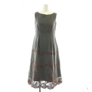 フレアワンピース タック ひざ丈 ノースリーブ 麻 リネン混 葉 刺繍 M グレー 赤 レッド