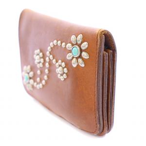 HTC トラッカーウォレット 二つ折り財布 レザー ターコイズ フラワー 花柄 スタッズ 装飾 茶 ブラウン /BB