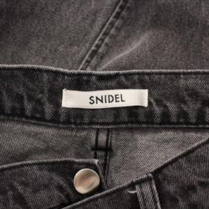 SNIDEL デザインワイドデニムパンツ ジーンズ ジップフライ アシンメトリー 00 黒 ブラック グレー SWFP244072