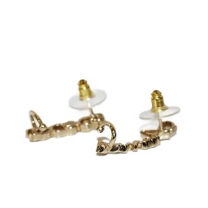 CHANEL 筆記体 ロゴ ピアス ビジュー ゴールドカラー
