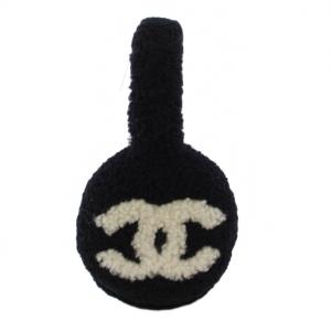CHANEL 2025/26年プレコレクション シアリング ラムスキン ブラック＆エクリュ イヤーマフ