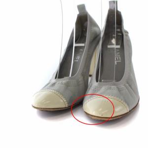 CHANEL ラウンドトゥ パンプス チャンキーヒール ココマーク スエード エナメル 37.5C グレー アイボリー