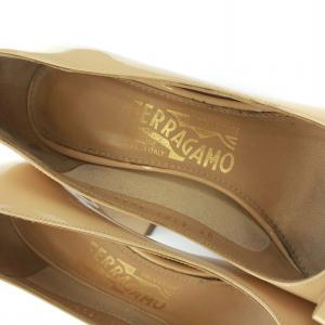 Salvatore Ferragamo ヴァラエナメルパンプス 6C ベージュ