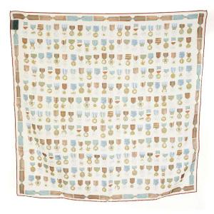 カレ65 Tableau d'Honneur スカーフ メダル柄 総柄 シルク混 オレンジ ホワイト