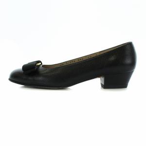 Salvatore Ferragamo パンプス ローヒール リザード型押し レザー ヴァラリボン ウロコ型押し レザー 4.5 ブラック