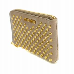 miumiu コインケース 小銭入れ レザー 羊革 L字ファスナー スタッズ ロゴ 装飾 ピンクベージュ ゴールド色