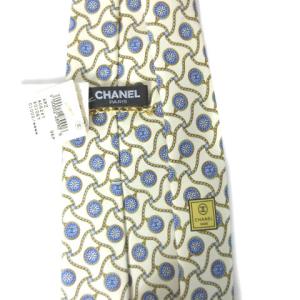 CHANEL タグ付き ネクタイ シルク100％ チェーン ココマーク チャーム アイボリー ブルー NGA35