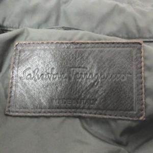 Salvatore Ferragamo キルティングジャケット 中綿コート ブルゾン 羽織り 上着 無地 ガンチーニファスナー ロゴ カーキ