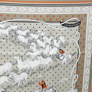 HERMES 22AW カレ55 LES MUSTANGS BANDANA シルクスカーフ 野生馬 総柄 GRIS