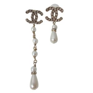 ピアス アシンメトリー フェイクパール ココマーク ラインストーン シルバーカラー