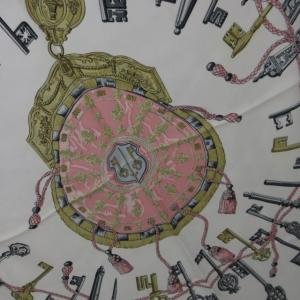 HERMES カレ90 LES CLES スカーフ バンダナ 大判 鍵柄 シルク フランス製 薄ピンク 0104 WY