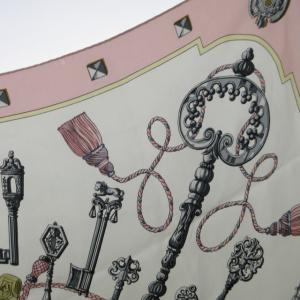 HERMES カレ90 LES CLES スカーフ バンダナ 大判 鍵柄 シルク フランス製 薄ピンク 0104 WY