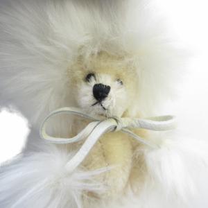 PRADA ホワイトベアーチャーム クマモチーフ キーホルダー キーリング バッグチャーム ぬいぐるみ ファー ベージュ ホワイト AA