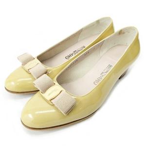 ヴァラリボン パンプス エナメル パテントレザー 7 ベージュ