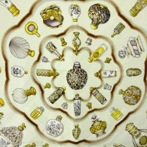 HERMES Qu'importe le flacon 香水瓶 カレ90 シルク スカーフ アイボリー AA