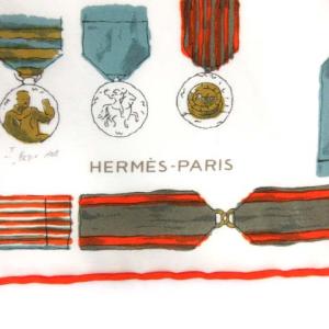 HERMES カレH 65 Tableau d'Honneur スカーフ メダル柄 シルク混 ホワイト