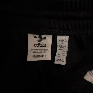 adidas ライン トラックパンツ ADIBREAK TP プライムグリーン サイドボタン J/XS 黒 ブラック