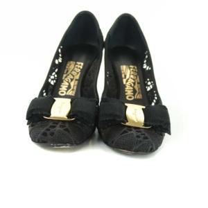 Salvatore Ferragamo ヴァラリボンスエード切替パンプス  4.5C ブラック
