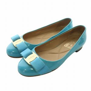 ヴァラリボン パンプス エナメル ラウンドトゥ ローヒール ロゴ ゴールド金具 4 21.5cm 水色