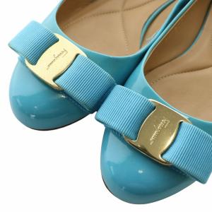 Salvatore Ferragamo ヴァラリボン パンプス エナメル ラウンドトゥ ローヒール ロゴ ゴールド金具 4 21.5cm 水色