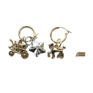 フープピアス 両耳用 馬車 スター 星 馬 チャーム アシンメトリー ゴールドカラー /MQ GY19